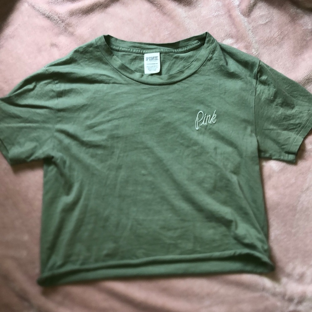 This is a brand Pink cropped army green tee!